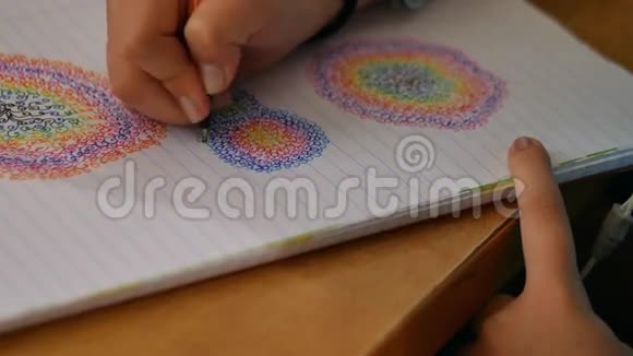 孩子在纸上画画视频的预览图