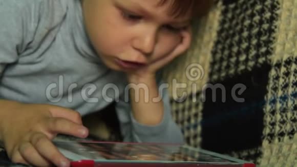 带平板电脑的儿童休闲时间视频的预览图
