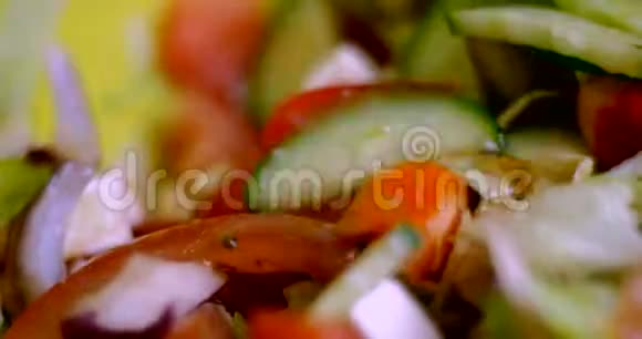 希腊色拉配新鲜蔬菜和芝士视频的预览图
