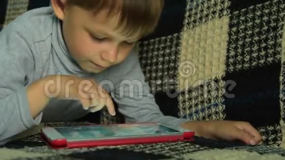 小孩子要玩平板电脑视频的预览图