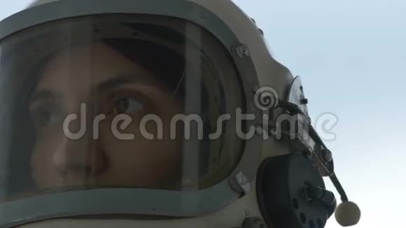 宇航员女人在微笑视频的预览图