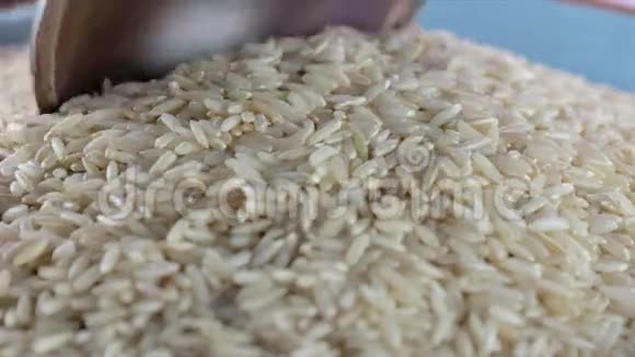 从碗中划出棕色米饭视频的预览图