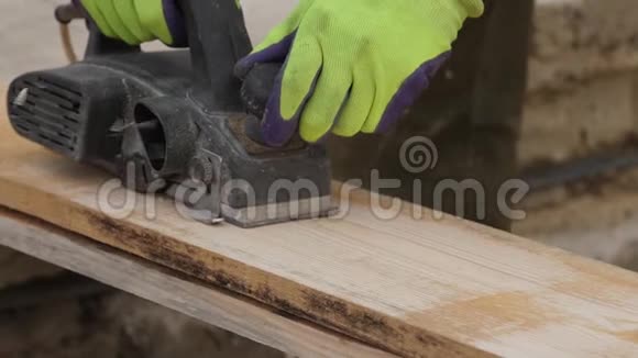 男性用木板电动刨床工作视频的预览图
