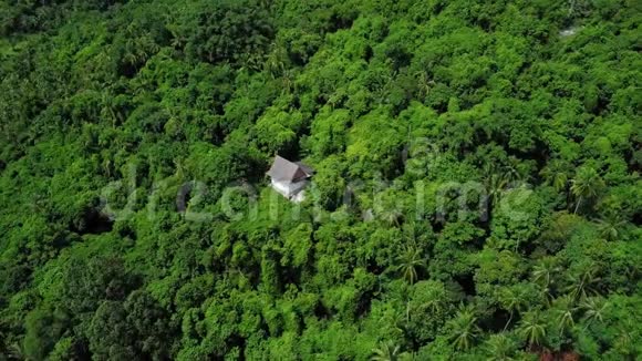 热带森林中偏远孤立位置的隐逸宅院的鸟瞰图视频的预览图