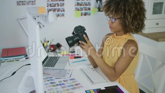 年轻女子在相机上探索照片视频的预览图