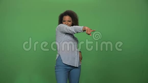 黑色的女人在绿色的屏幕上跳舞视频的预览图