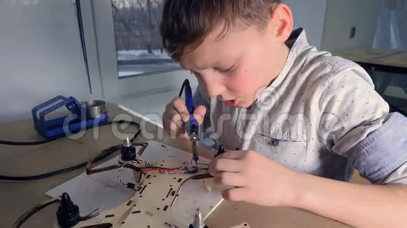 小男孩焊接复印机的蒸汽机无人机4K视频的预览图