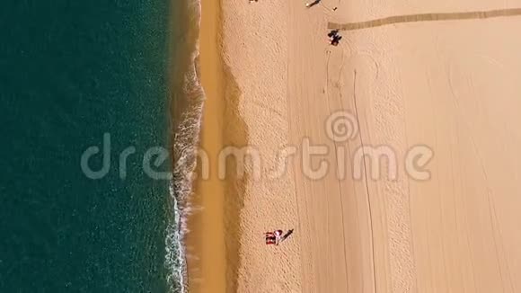 带海岸居民的黄色沙滩的高空俯视图视频的预览图