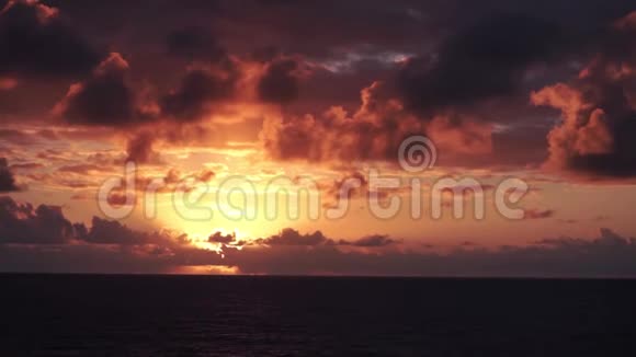 一个迷人的日落在海洋与不可思议的色彩的云和天视频的预览图