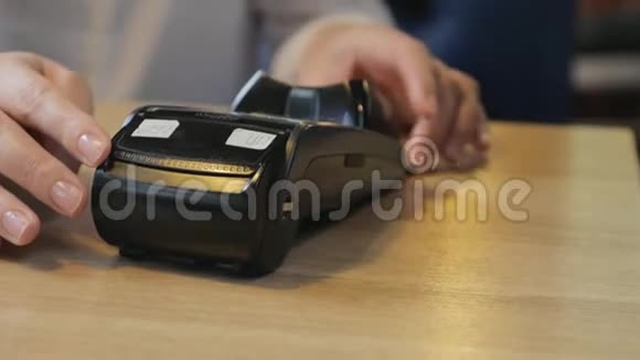用银行卡通过终端支付咖啡厅订单视频的预览图