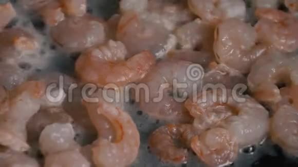 无尾虾在平底锅中油煎的冷冻虾视频的预览图