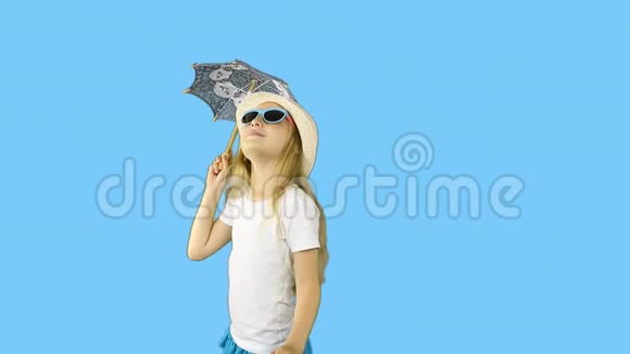 年轻的白种人女孩带着太阳伞走路竖起大拇指视频的预览图