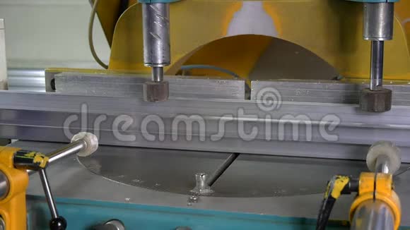 机器人慢动作在自动化机器上切割带有圆锯的金属视频的预览图