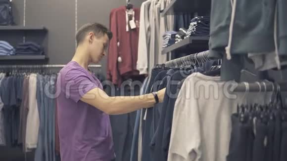 年轻人正在服装店里找衣服视频的预览图