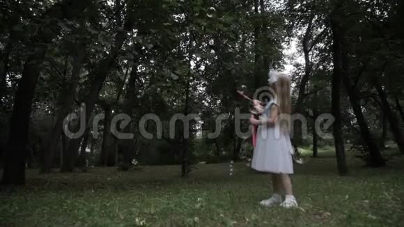 小女孩在公园里吹肥皂泡视频的预览图