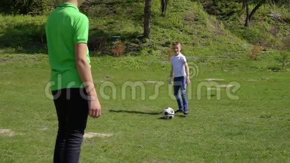 三个兄弟在夏天公园踢足球视频的预览图