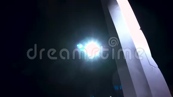 夜间海滨灯柱聚光灯夜视频的预览图