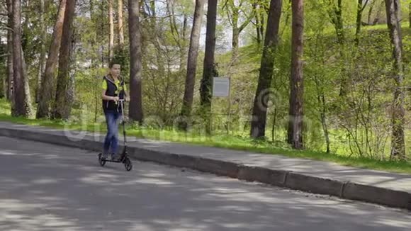 少年骑着脚踏车为母亲送花视频的预览图