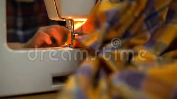 在缝纫机上工作的女人视频的预览图