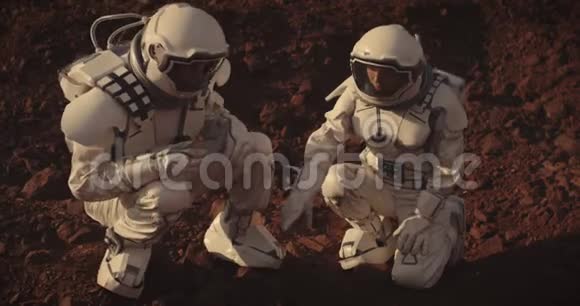 宇航员在火星上采集岩石样本视频的预览图