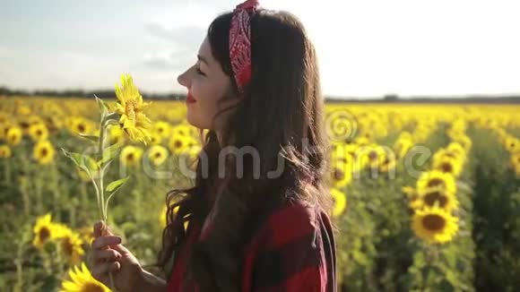 快乐的女孩和向日葵享受大自然视频的预览图