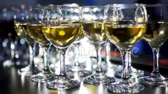 酒吧里有白葡萄酒和红葡萄酒的酒杯视频的预览图