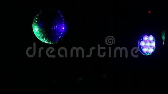 工作照明光线和烟雾机烟雾中迪斯科舞厅的镜球视频的预览图