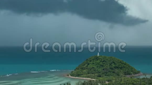 热带岛屿海岸的时间推移与接近雨云水平多利射击视频的预览图