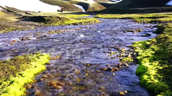 从美丽的山上俯瞰融雪的溪水视频的预览图