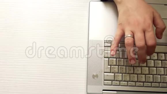 女性手在电脑键盘上打字视频的预览图