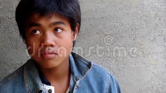 嚼槟榔的年轻人视频的预览图