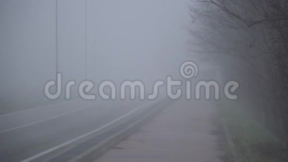 有人影的雾路恐怖的神秘运动视频的预览图