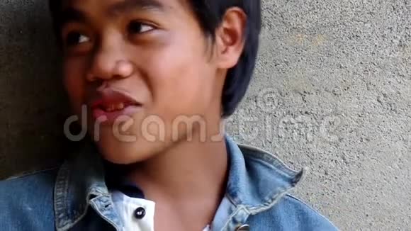 嚼槟榔的年轻人视频的预览图