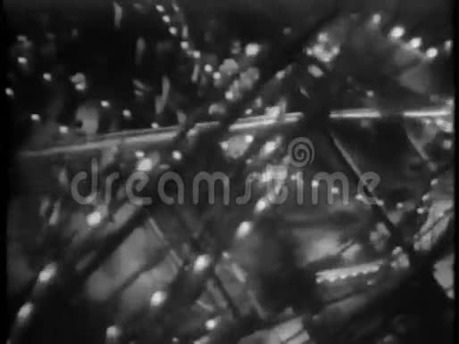 摩天轮和嘉年华入口的高角度视野视频的预览图
