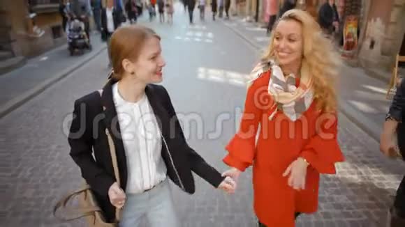 两个快乐女朋友在老城散步说话微笑视频的预览图