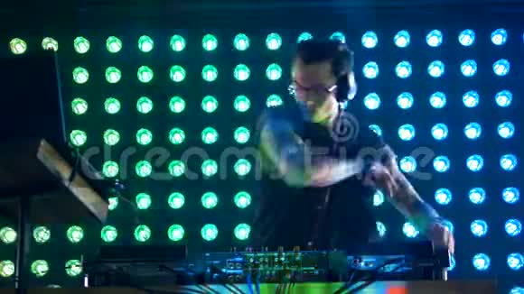 DJ调整DJ甲板上的轨道控制视频的预览图