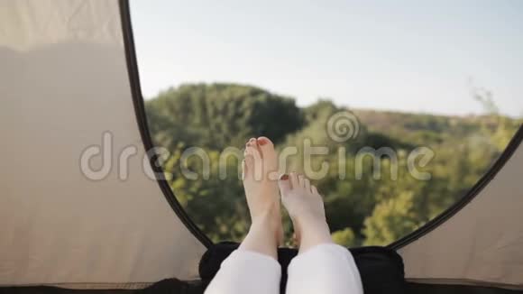 游客帐篷里面有女人脚视频的预览图