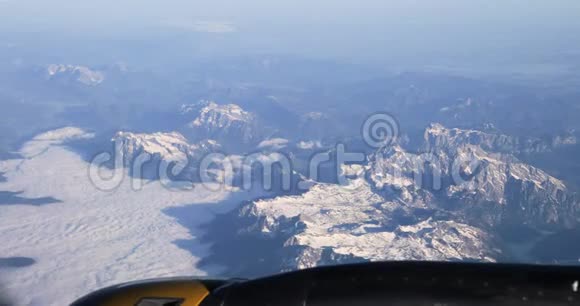 夏季从塔特拉山雪顶的飞机窗口观看空中景色高姿态视频的预览图