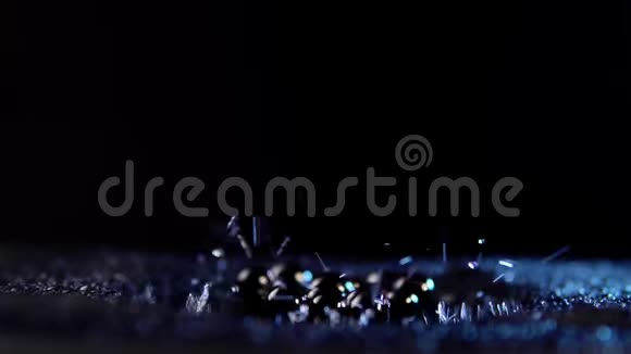 带有水滴的成熟醋栗在黑色背景下移动视频的预览图