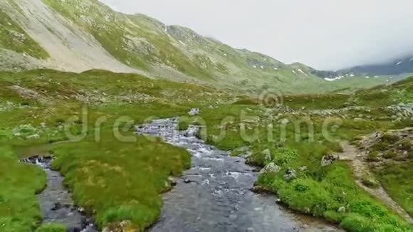 瑞士阿尔卑斯山的空中FlAela景观视频的预览图