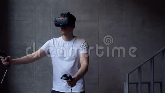 在虚拟现实空间中玩耍视频的预览图