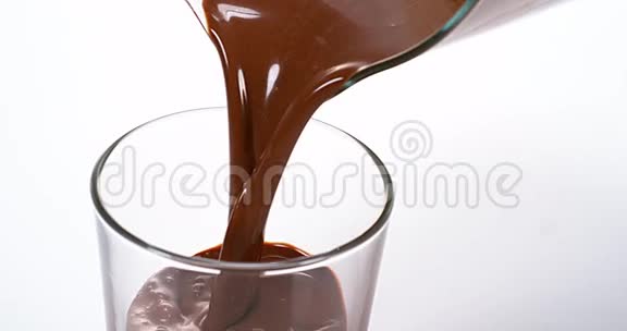 巧克力倒入玻璃杯视频的预览图