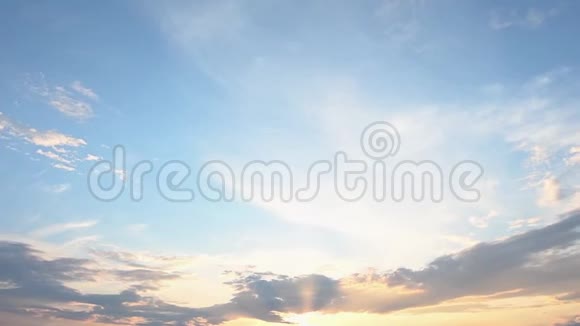一片美丽的夏日天空夕阳中有云视频的预览图