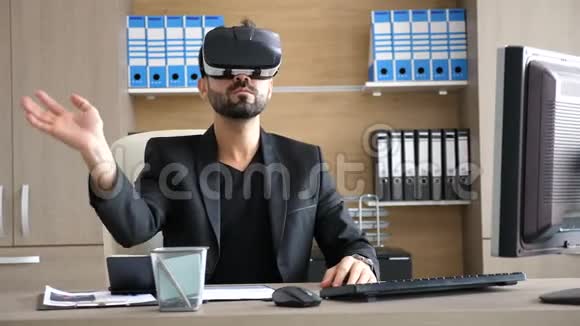 VR技术办公室年轻商人戴虚拟现实VR耳机视频的预览图