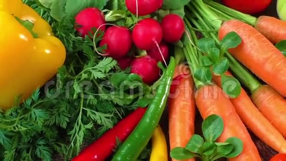 各种新鲜有机蔬菜的静物视频的预览图