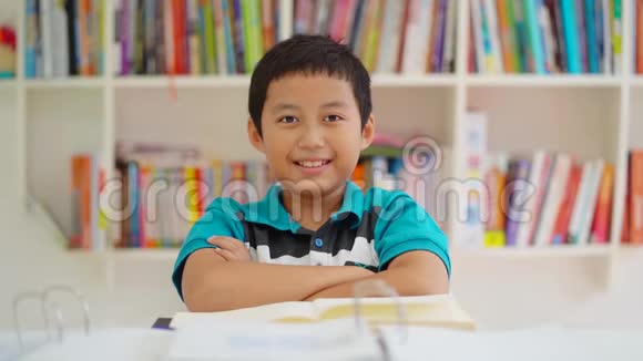 普里滕男孩坐在图书馆里微笑着视频的预览图