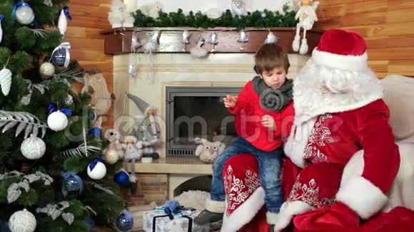 圣诞老人送给男孩大礼物愿望成真幸福的孩子拥抱圣尼古拉斯送给孩子的礼物视频的预览图