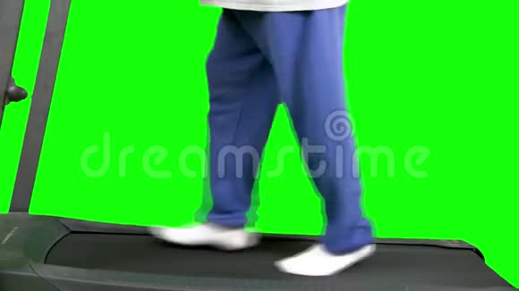 腿在跑步机上用绿色屏幕行走视频的预览图