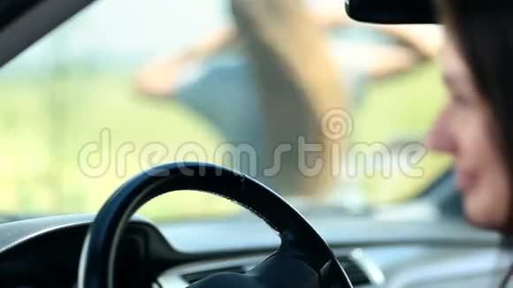 女人的手在汽车方向盘上滑动视频的预览图