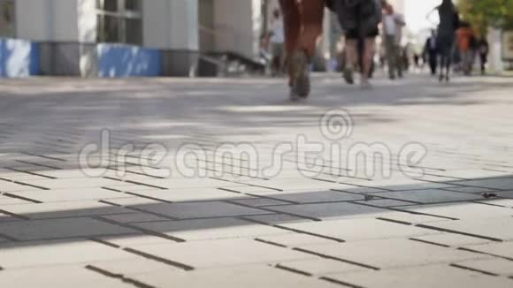 在城市繁忙的步行街上行走的人群视频的预览图